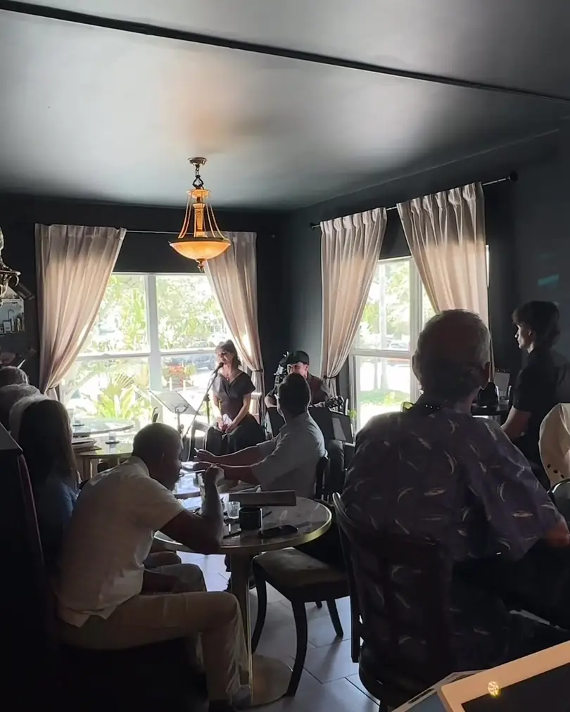 A full café on Sunday, listening to the band by the windows